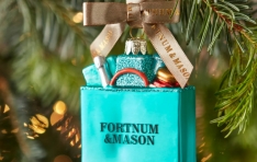 ��Ʈ�� �� ���̽�, 2025 ũ�������� ���� ���� ��ǰ ���